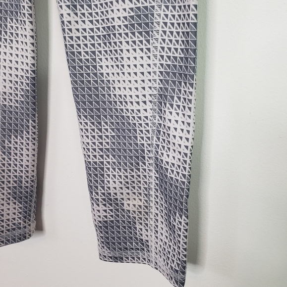 Old Navy Compression athletic leggings white gray - Picture 3 of 9